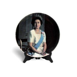 Royal Staffordshire Queen Elizabeth II Collector Plate Vintage